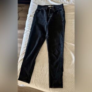 Faded black wedgie skinny Levi’s worn a few times. Good condition